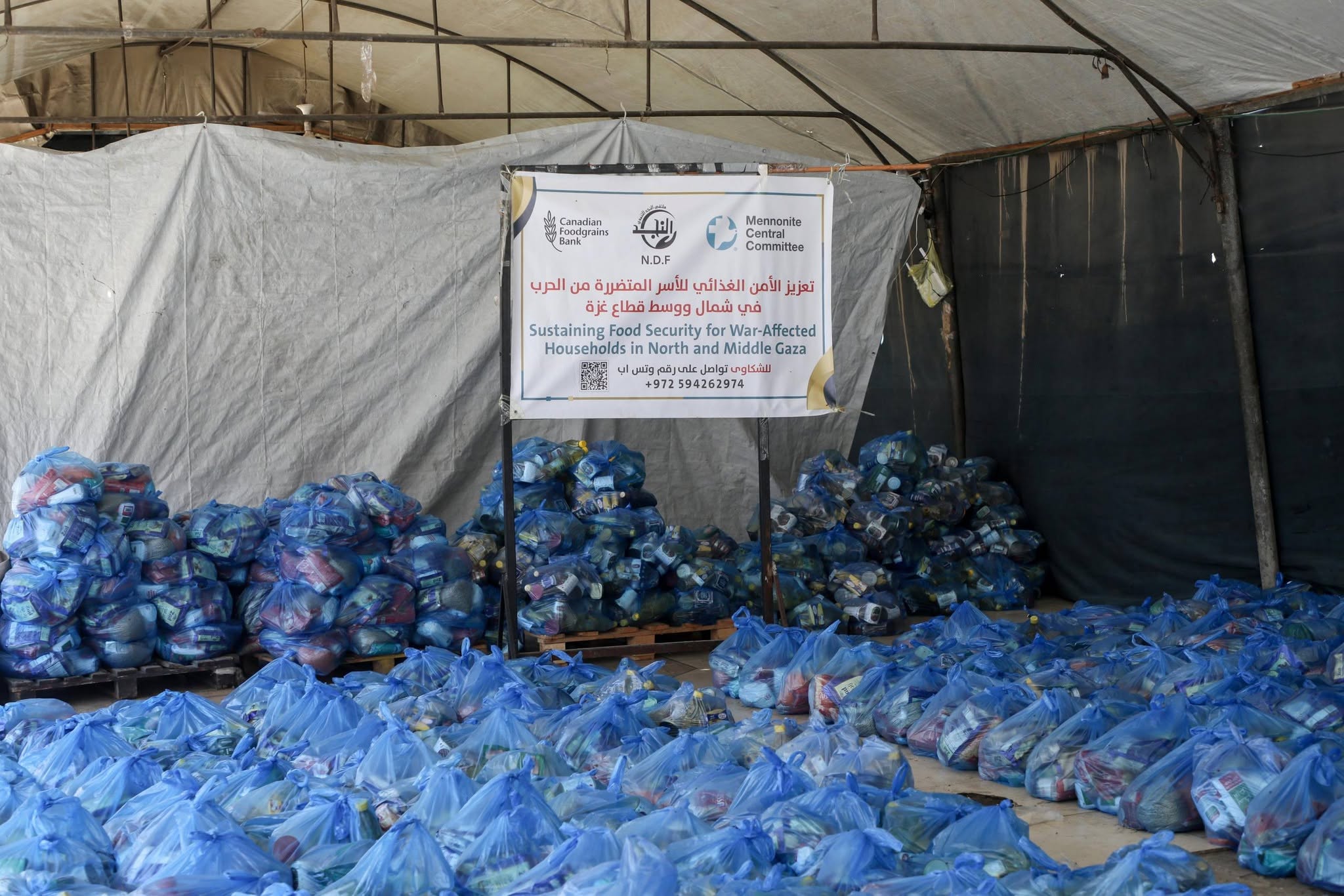 ملتقى النجد التنموي بالشراكة مع لجنة المينونايت المركزية يوزّع طرودًا غذائية على الأسر المحتاجة في قطاع غزة .